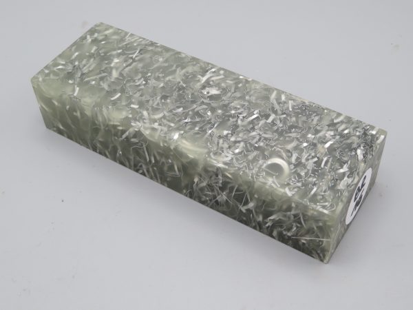 Blocchetto di resina retrolluminiscente e piccole scaglie di alluminio 120x40x25 mm.