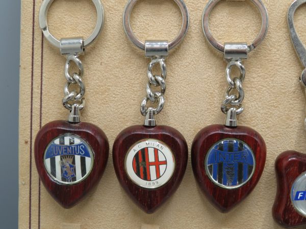 Portachiavi in legno di padouk a forma di cuore