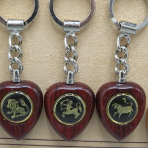 Portachiavi in legno di padouk a forma di cuore