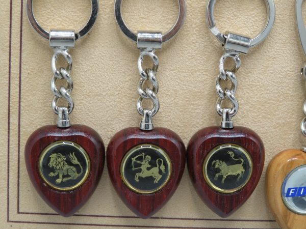 Portachiavi in legno di padouk a forma di cuore