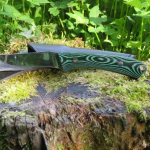 Coltello SKINNER con manico in micarta nero/verde