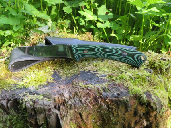 Coltello SKINNER con manico in micarta nero/verde