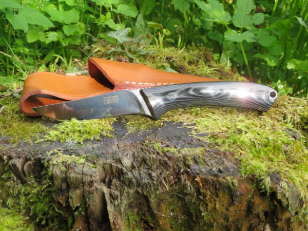 Coltello SKINNER con manico in micarta nera