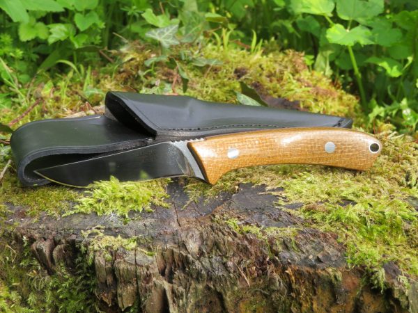 Coltello SKINNER con manico in micarta yuta marrone