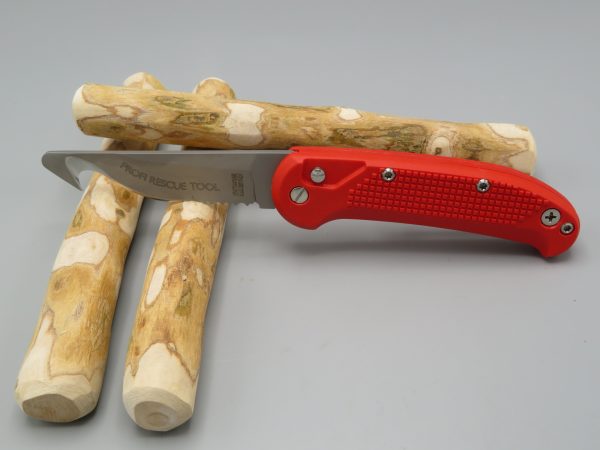 Coltello RESCUE con manico colore rosso dotato di frangivetro/skull crasher