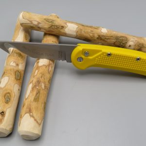 Coltello RESCUE con manico colore giallo dotato di frangivetro/skull crasher
