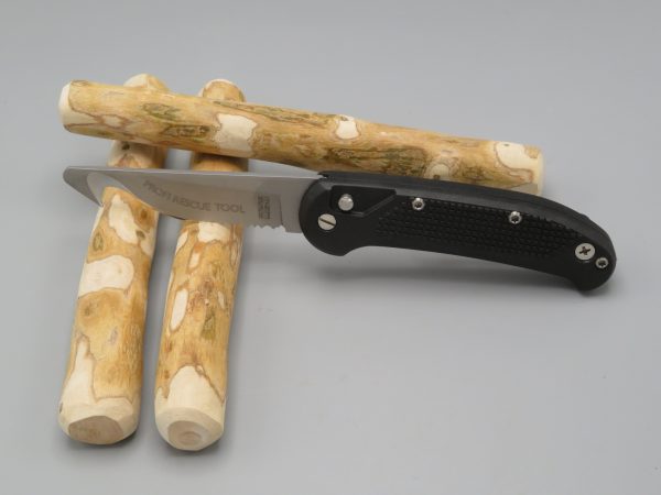 Coltello RESCUE con manico colore nero dotato di frangivetro/skull crasher