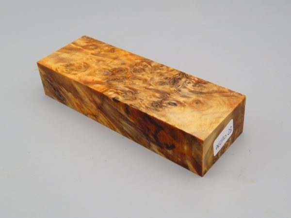 Blocchetto in radica di acero stabilizzato 125x42x26 mm.