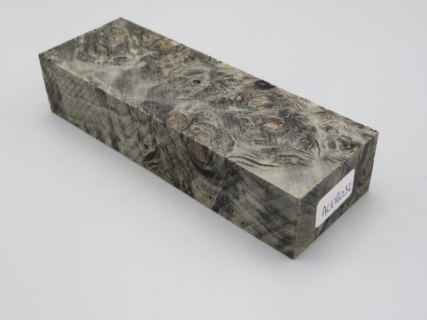 Blocchetto in radica di acero stabilizzato 125x42x26 mm.