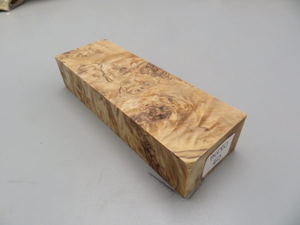 Blocchetto in radica di acero stabilizzato 125x42x26 mm.