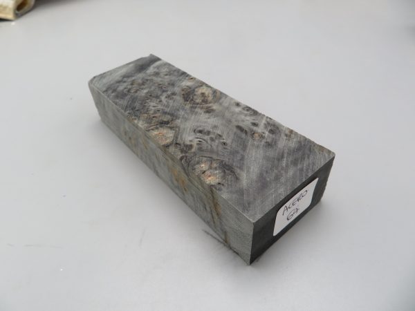 Blocchetto in radica di acero stabilizzato 125x42x26 mm.