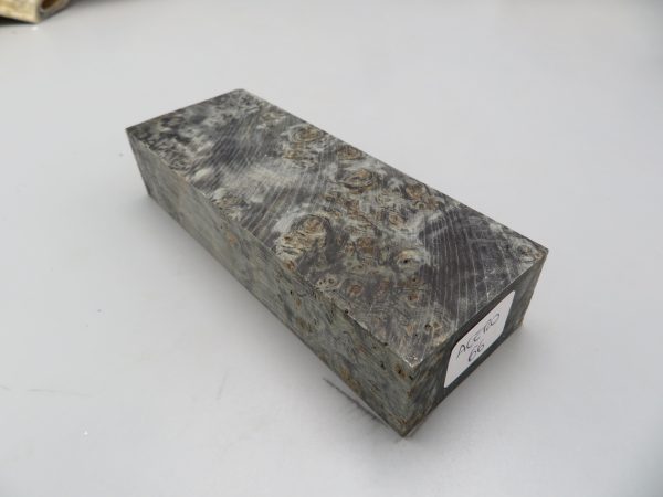 Blocchetto in radica di acero stabilizzato 125x42x26 mm.