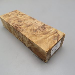 Blocchetto in radica di acero stabilizzato 125x42x26 mm.
