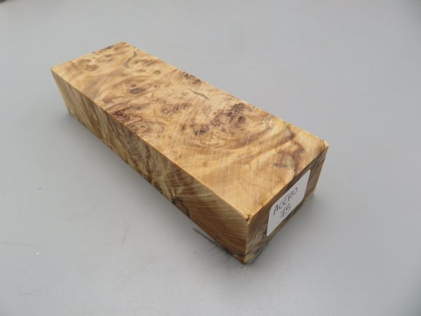 Blocchetto in radica di acero stabilizzato 125x42x26 mm.