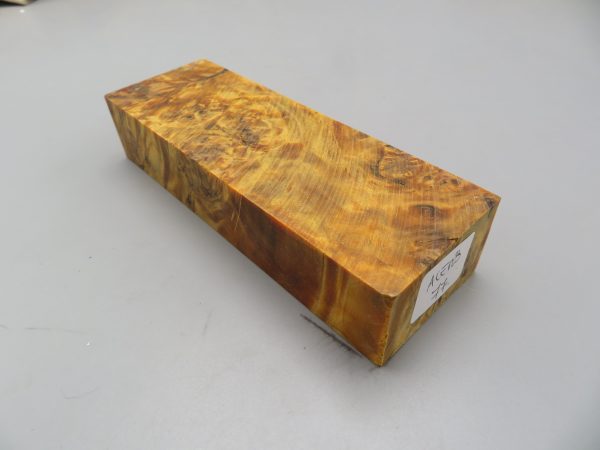 Blocchetto in radica di acero stabilizzato 125x42x26 mm.