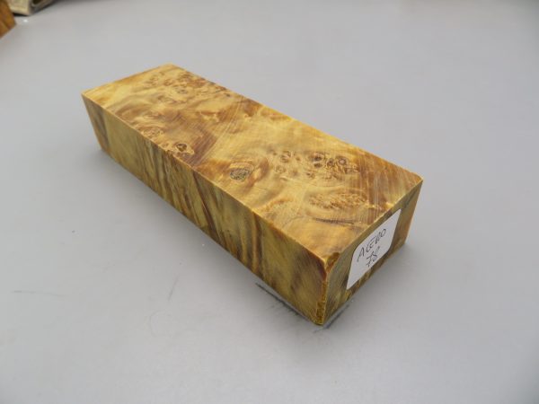 Blocchetto in radica di acero stabilizzato 125x42x26 mm.