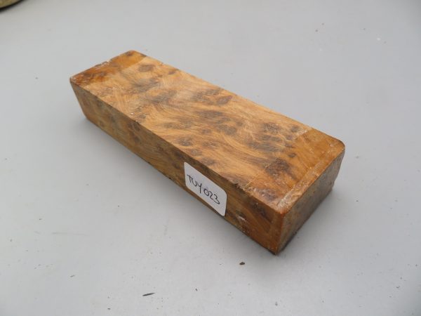 Quadrotto in legno Thuja 130x40x25 mm.